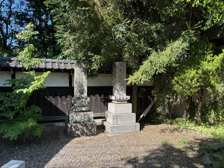 （入口處的石結構） 