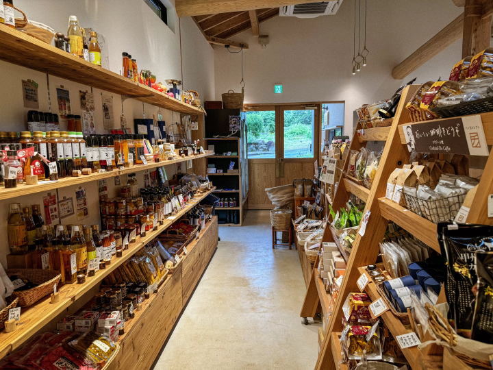 在北杜市八嶽山南麓，在匯集了嚴選當地特產的“千諾屋”，享受身心愉悅的時刻。