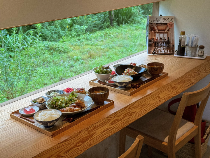 在北杜市八嶽山南麓，在匯集了嚴選當地特產的“千諾屋”，享受身心愉悅的時刻。