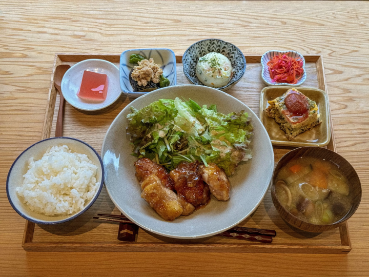 在北杜市八嶽山南麓，在匯集了嚴選當地特產的“千諾屋”，享受身心愉悅的時刻。