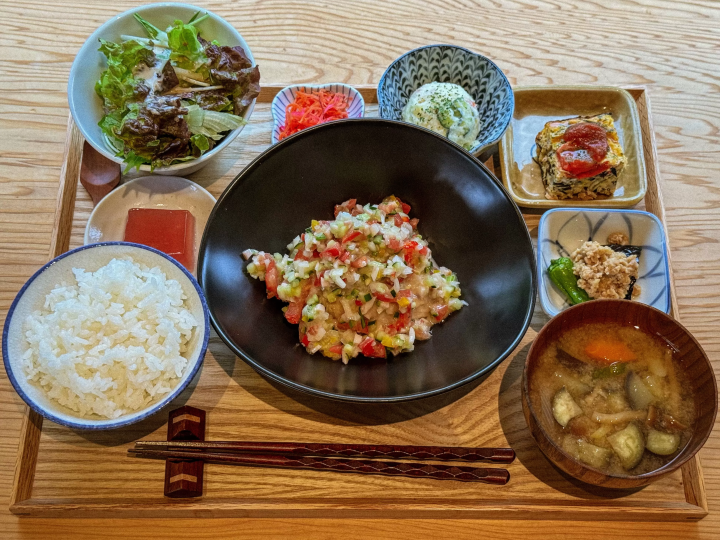 在北杜市八嶽山南麓，在匯集了嚴選當地特產的“千諾屋”，享受身心愉悅的時刻。