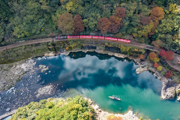 京都の絶景を走る嵯峨野トロッコ列車を、何倍も楽しむ方法とは？！ 物語を楽しむ旅へ
