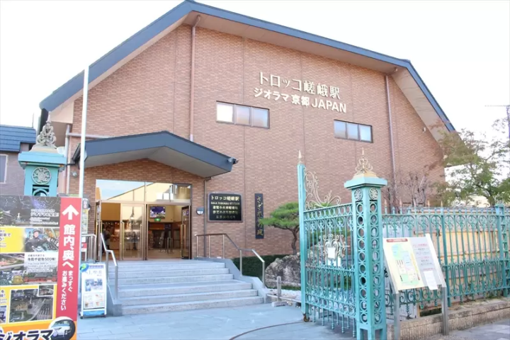 京都の絶景を走る嵯峨野トロッコ列車を、何倍も楽しむ方法とは？！ 物語を楽しむ旅へ