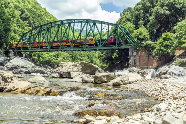 京都の絶景を走る嵯峨野トロッコ列車を、何倍も楽しむ方法とは？！ 物語を楽しむ旅へ