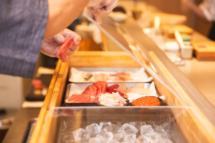 90分钟轻松享受！在米其林认证餐厅体验制作寿司