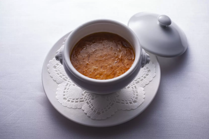 뜨겁고 등장하는 것은 중국 요리 자랑의 후카히레스프. 한입 포함한 순간부터, 게의 우치코의 농후한 풍미와 감칠맛이 몸 가득 퍼지는 만족감을 맛볼 수 있는, 확실히 지극의 일품. 듬뿍 사용한 상어 지느러미와 타라바 게를 마음껏 맛볼 수 있는 극상의 스프입니다. 