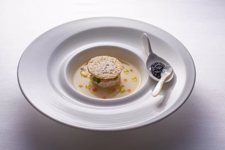 오드불은 사내 시식회에서도 대절찬이었던 범립 조개의 브라만제. 돛립의 단맛과 맛을 혀 가득 느낄 수 있는 부드러운 식감에, 자랑의 센다이 콕사이 호텔 수제 캐비어의 짠맛을 맞추어 먹는 호화스러운 한 접시. 수제 드라이트 마토와 돛립을 바삭 바삭한 식감으로 만든 튜일이 악센트입니다. 이대로 삼키는 것이 아쉬운, 다행감 넘치는 전채입니다. 