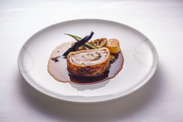 천장에서의 고기의 등장이나 큰 한마리 구입의 고기 등, 손님을 놀라게 하는 고기의 연출을 다수 고안해 온 센다이 콕사이 호텔 입니다만, 이번은 한 번 원점으로 돌아가, 클래식한 양양 요리 “마리아·까라스 」를 제공. 선명한 해바라기로 물들인 파이를 컷하면, 포아그라를 중앙에 감싼 새끼 양고기가 선보인다. 회장에서는 환성이 올랐습니다. 