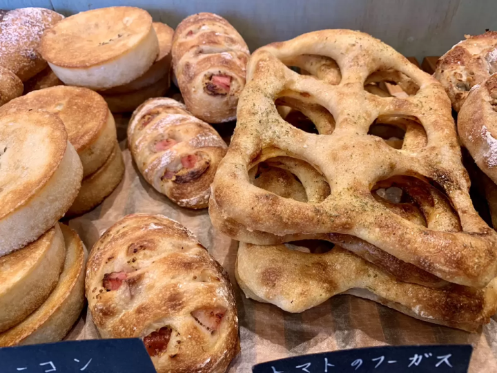 （Yuko-san最喜歡的是“Tomato Fougasse”，這是一種用法棍麵包麵團包裹半乾番茄的方法） 