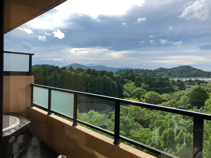 [ไซโอโนะมิยะ] รีเฟรชตัวเองด้วยช่วงเวลาหรูหราที่รายล้อมไปด้วยธรรมชาติอันเขียวชอุ่มของอิเสะชิมะ