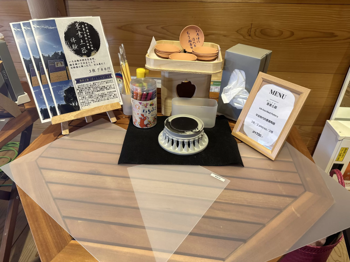 [เมืองเมวะ จังหวัดมิเอะ] การเดินทางเพื่อสัมผัสวัฒนธรรมโบราณของญี่ปุ่น! ประสบการณ์การทำเครื่องปั้นดินเผาการประดิษฐ์ตัวอักษรหมึกและกล่องอาหารกลางวันพิเศษ