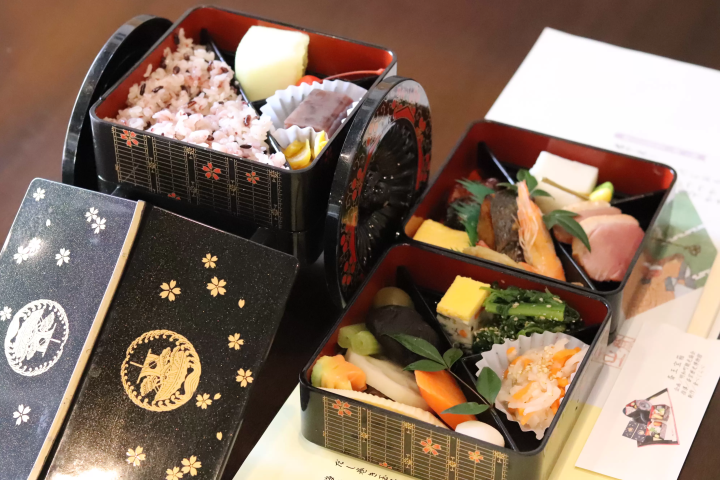 [เมืองเมวะ จังหวัดมิเอะ] การเดินทางเพื่อสัมผัสวัฒนธรรมโบราณของญี่ปุ่น! ประสบการณ์การทำเครื่องปั้นดินเผาการประดิษฐ์ตัวอักษรหมึกและกล่องอาหารกลางวันพิเศษ