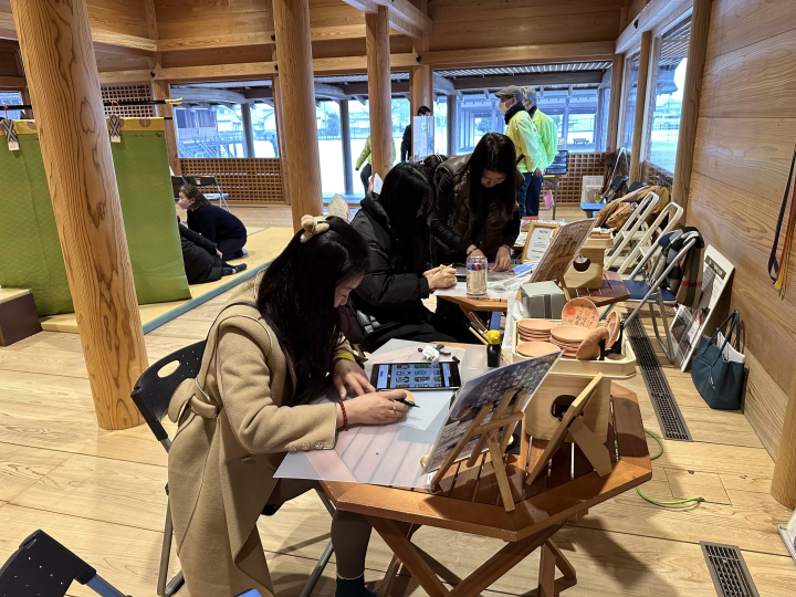 [เมืองเมวะ จังหวัดมิเอะ] การเดินทางเพื่อสัมผัสวัฒนธรรมโบราณของญี่ปุ่น! ประสบการณ์การทำเครื่องปั้นดินเผาการประดิษฐ์ตัวอักษรหมึกและกล่องอาหารกลางวันพิเศษ