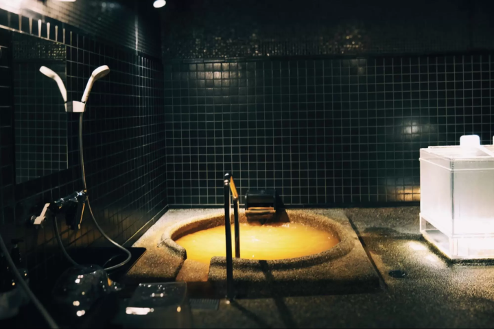 The "Gold Spring" onsen at Hotel Hanakoyado