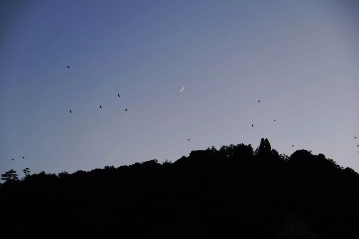 The nostalgic ambiance of the approaching night