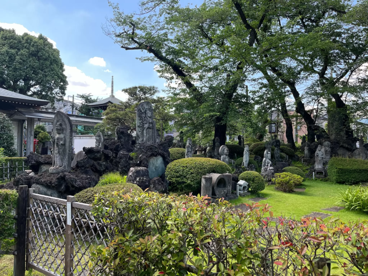 Discover 100 Kannon statues in Numabukuro, Nakano Ward, Tokyo. Travel through 100 years of history at "100 Kannon Meijiji Temple."