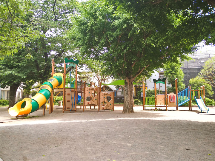 Have fun with the large playground equipment! We went to Shiroyama Park in Nakano, Tokyo