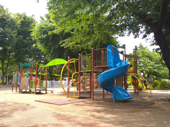 Have fun with the large playground equipment! We went to Shiroyama Park in Nakano, Tokyo