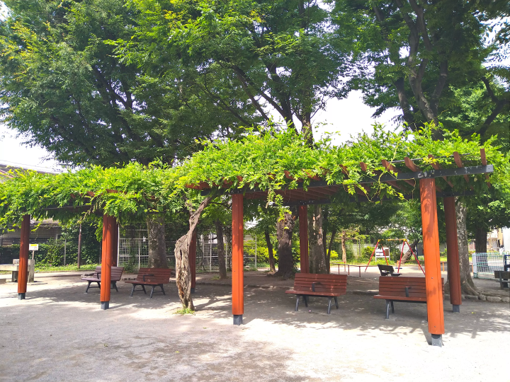 Have fun with the large playground equipment! We went to Shiroyama Park in Nakano, Tokyo