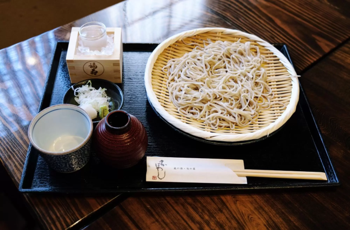 在“竹莢魚”中配上日本酒的蕎麥麵