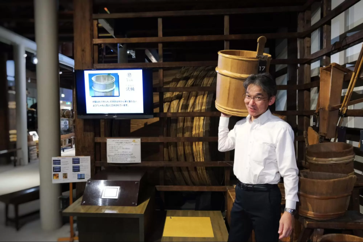 白鹿紀念酒造博物館學習造酒,在相鄰的商店可以試飲。