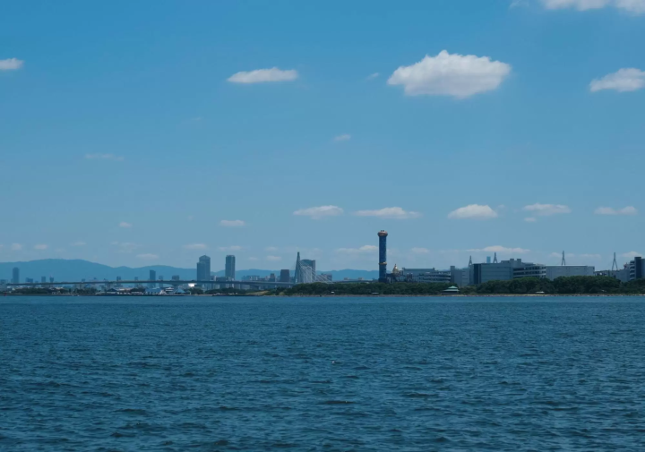 從遊輪可以看到大阪的海岸線。