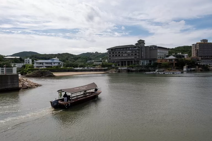 Sumoto Castle Town and its hot spring resort along the sea. How to enjoy Sumoto in Awaji Island.