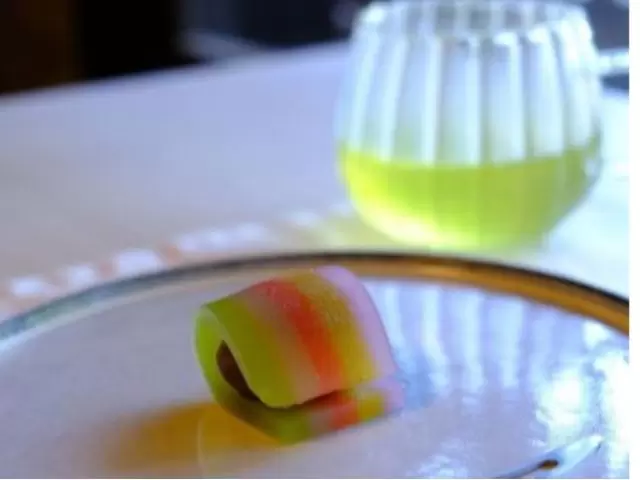 Experience the life of a Heian princess! Tour with dressing in a 12-layered kimono and a local French lunch