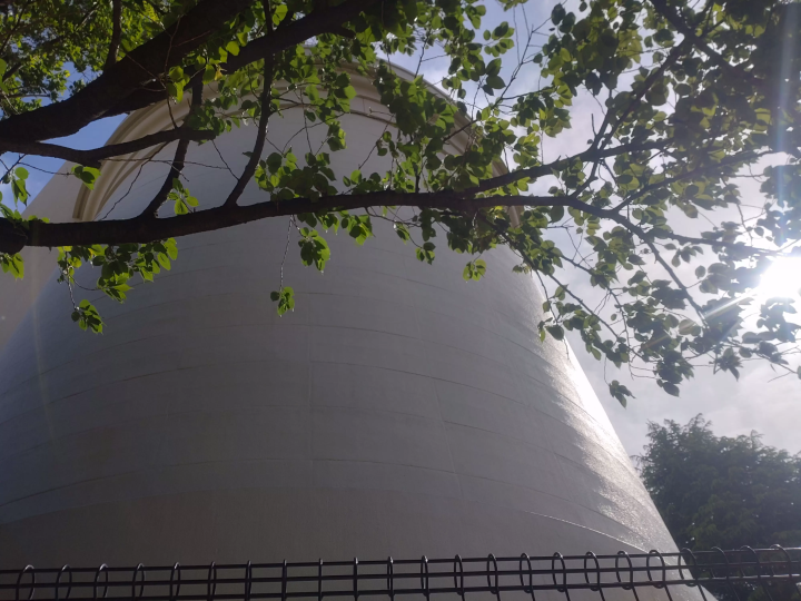 支撑城镇的形状奇特的巨大建筑物【旧直方水塔】