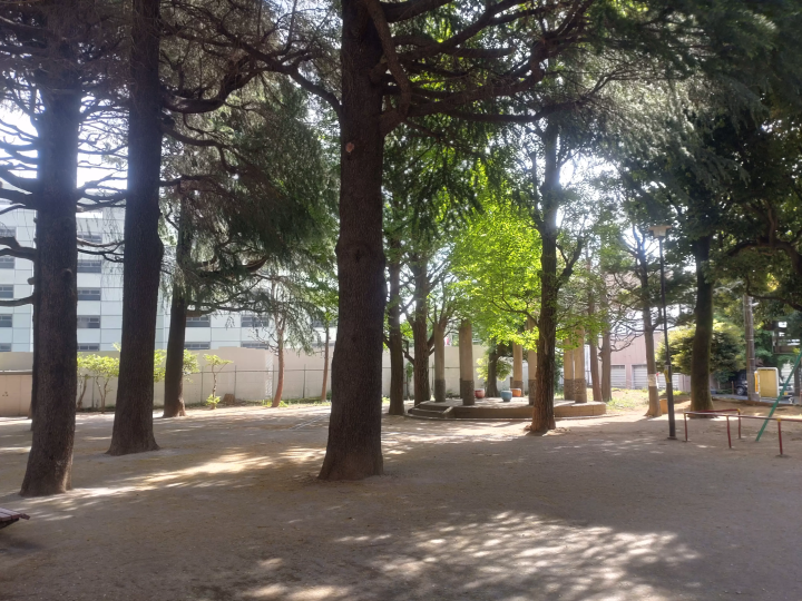 支撑城镇的形状奇特的巨大建筑物【旧直方水塔】