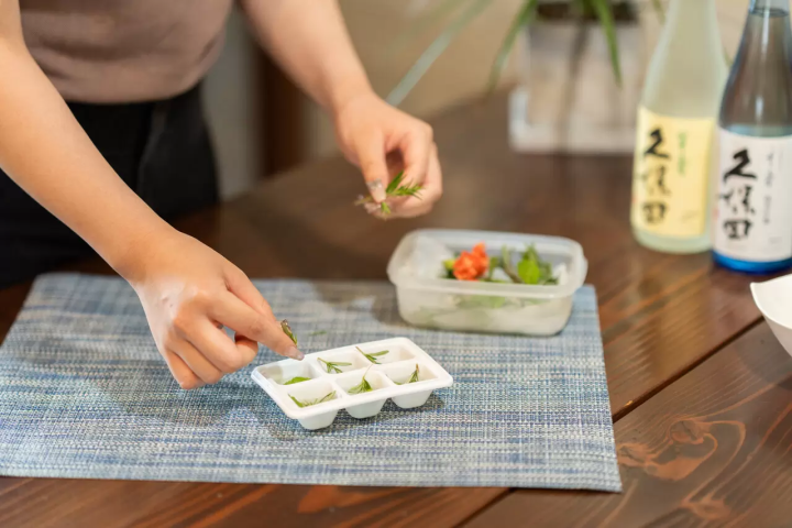 Relax with Herbal ice and Sake