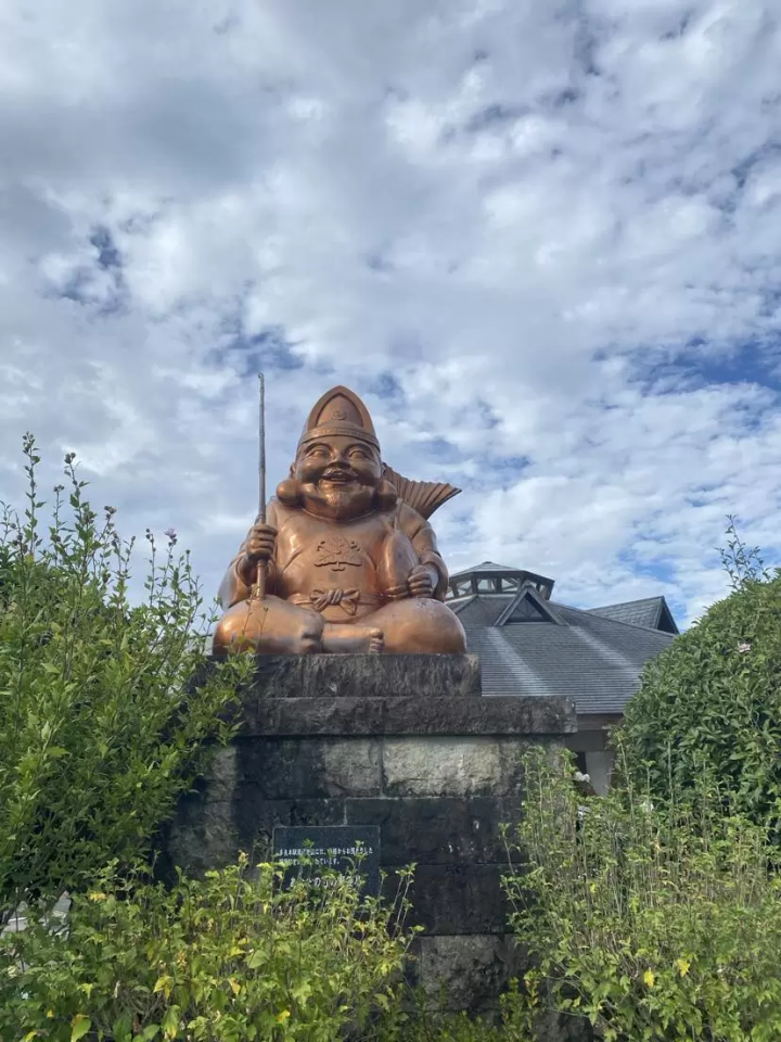 จุดโชคดีและเป็นประโยชน์ในฮิโตโยชิ คุมะ