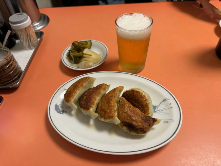 （烤餃子和啤酒） 