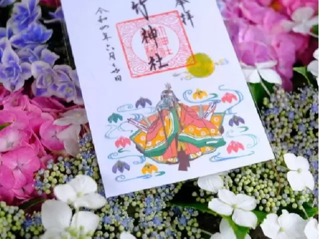 Experience the life of a Heian princess! Tour with dressing in a 12-layered kimono and a local French lunch