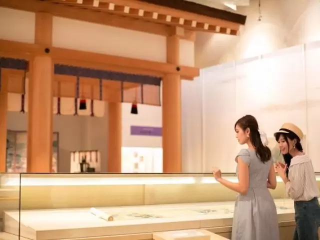 Experience the life of a Heian princess! Tour with dressing in a 12-layered kimono and a local French lunch