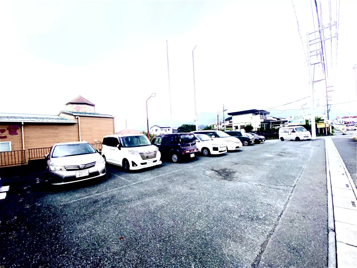 有8個停車位。它足夠寬敞。 