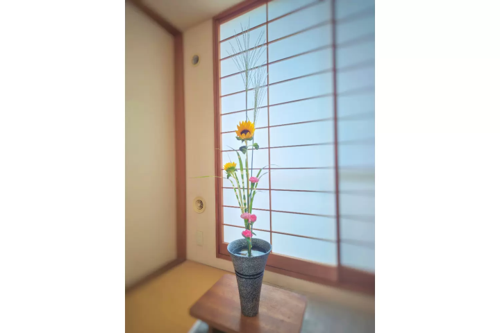 Ikebana and Japanese Culture: An Introduction to the Way of Flowers