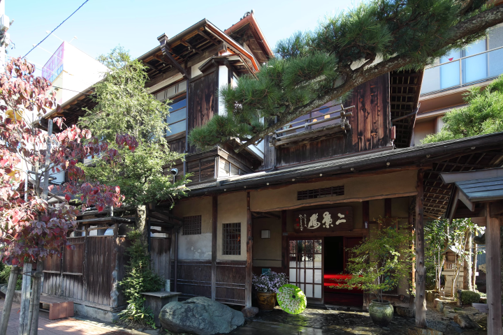 ~Luxury woven together by history and nature~ Rent the Futaba Kappo Ryokan exclusively and enjoy blissful times enjoying Japanese traditions at this cultural property inn.