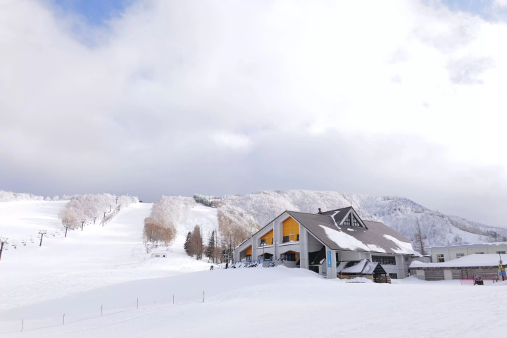 在米澤的「天元台高原滑雪場」，您可以享受冬季運動直到春天！
