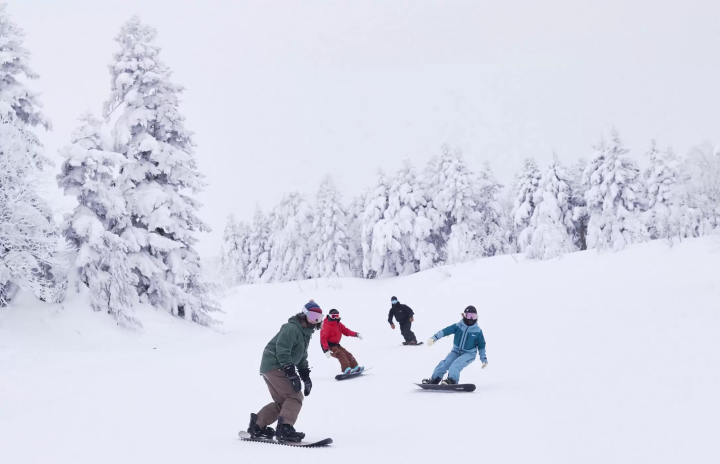 在米澤的「天元台高原滑雪場」，您可以享受冬季運動直到春天！
