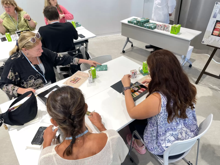 観光庁「特別な体験」すみだ北斎美術館の貸切鑑賞をした後、からくり 浮世絵屏風作り体験、江戸前寿司、お抹茶を堪能する特別体験