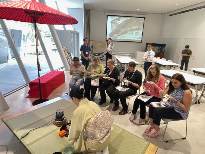 観光庁「特別な体験」すみだ北斎美術館の貸切鑑賞をした後、からくり 浮世絵屏風作り体験、江戸前寿司、お抹茶を堪能する特別体験