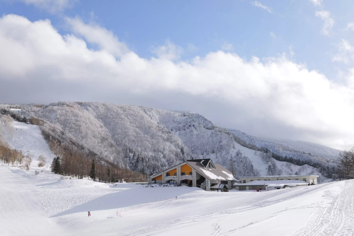 在米澤的「天元台高原滑雪場」，您可以享受冬季運動直到春天！