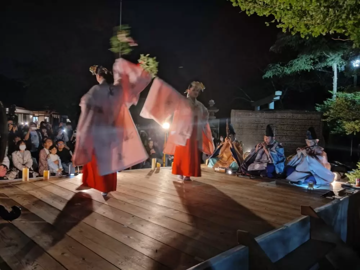 大洗磯前神社の巫女による舞奉納 