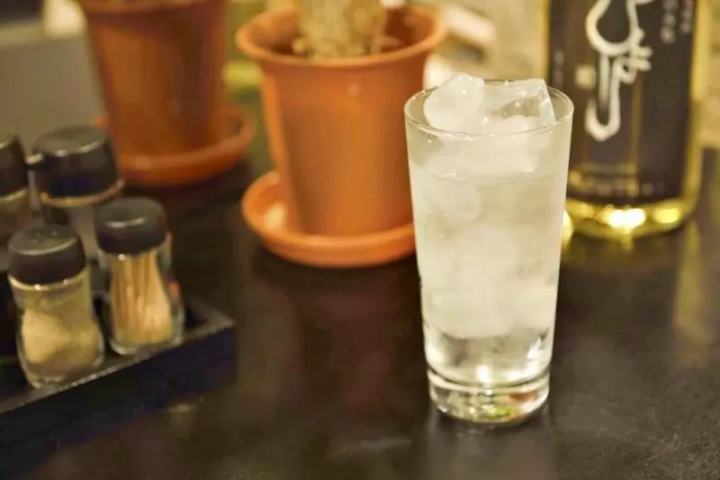 冰塊加滿的冰水 