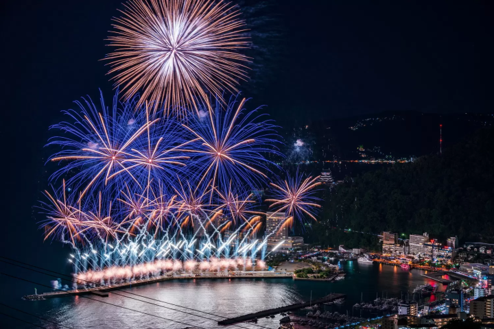 热海海上花火大会　冬花火