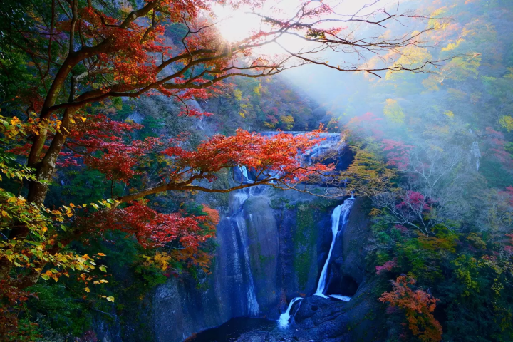 袋田の滝の紅葉風景