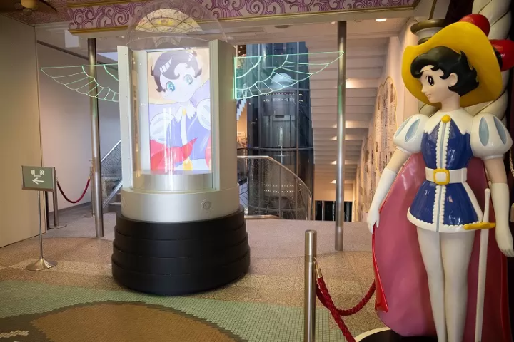 ▲ The lobby is greeted by characters from the popular series "Ribbon no Kishi."