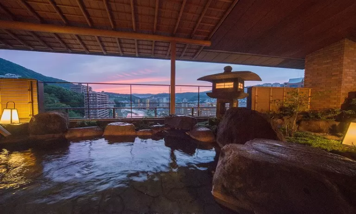 ▲The open-air bath at Hotel Wakamizu