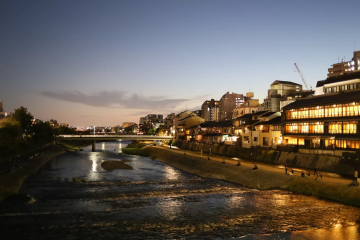 ถ้ารู้! จะเที่ยวในเกียวโตได้ “กฏของคะโมะกาวา” คืออะไร? ฉันเพียงแต่มองดูจากข้างบนเท่านั้น